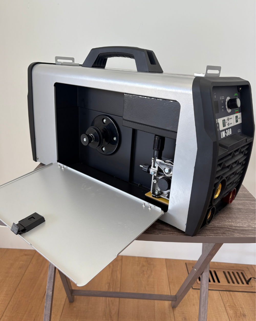 Eagle-EA40205M-battery-powered-mig-welder-portable3